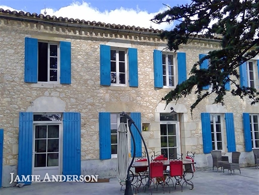 An einer kleinen Landstraße, die zum Fluss hinunterführt, befindet sich dieses große Gironde-Haus, 