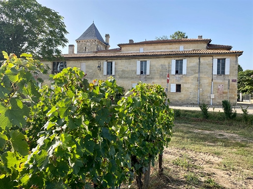 A 10 minutes de Saint Emilion, dans le bourg d'un village charmant et dynamique avec commerces et se