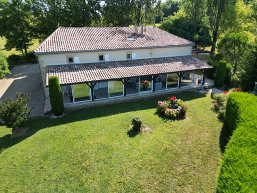 Een prachtige woning met vier slaapkamers in uitstekende staat, gelegen op een rustige locatie