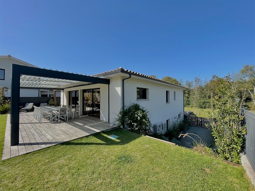Luxury two storey contemporary house in a quiet residential location close to Libourne.