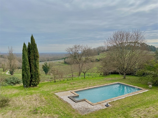 Gorgeous Chartreuse nestled in a privileged environment just 5 minutes from Libourne.