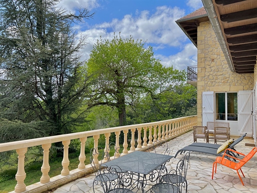 A haven of peace and tranquillity only minutes from Créon! This superb property sits at the heart of