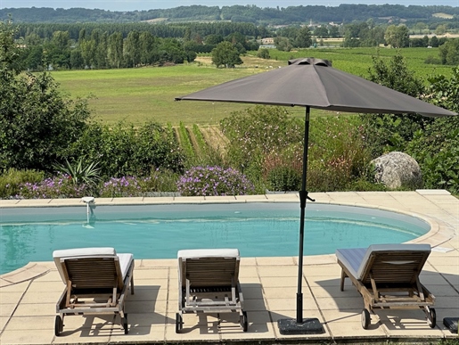 Rara casa de campo con casa de invitados, granero y vistas lejanas desde la piscina.