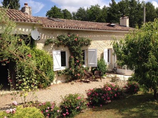 This stone 4-bedroom farmhouse is located in the lovely countryside of Entre-Deux-Mers.