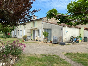 Vineyard nestled in the Côtes de Castillon with a 5 -bedroom family home of 210m² plus several agric