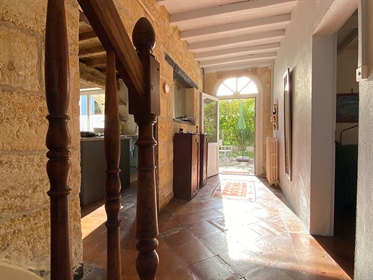 This beautiful ancient stone house is located at the heart of a pretty village. Only minutes from Br
