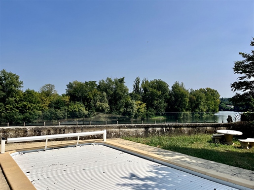 Dieses herrliche Steinanwesen mit Blick auf den Fluss Dordogne. Das großzügige Haus von ca.