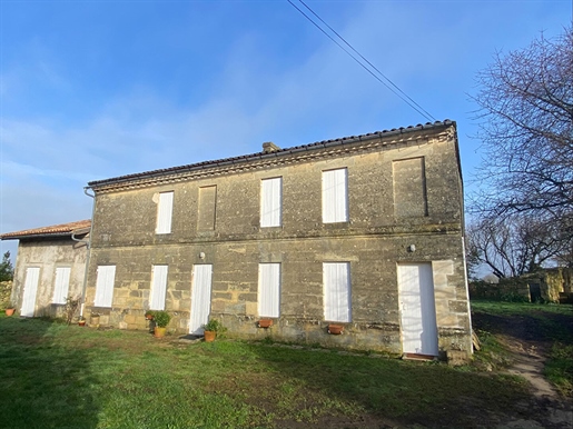 Charming traditionnel stone house and its stone dependencies located in a popular village only 5 min