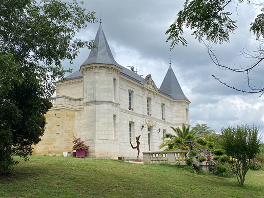Propriété exceptionnelle. Château XIXème entièrement refait dans un style contemporain.
