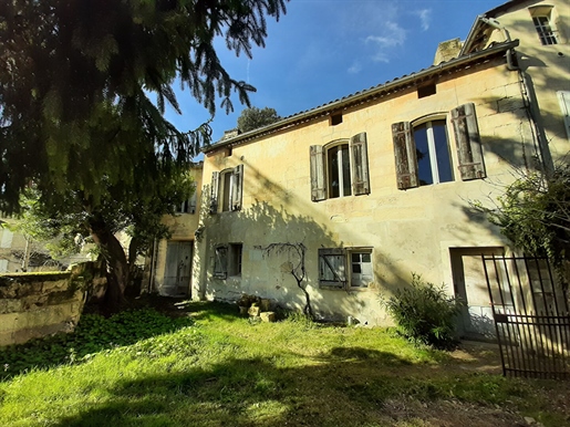 Charming stone building to finish renovating in the heart of Saint-Emilion.