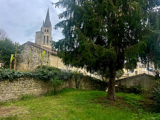 Charmante bâtisse en pierre à finir de rénover en plein coeur de la Cité Médiévale de Saint-Emilion