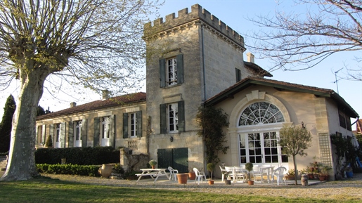 In den Côtes de Bourg gelegen, bietet dieses herrliche Weingut authentische und gepflegte Unterkünf