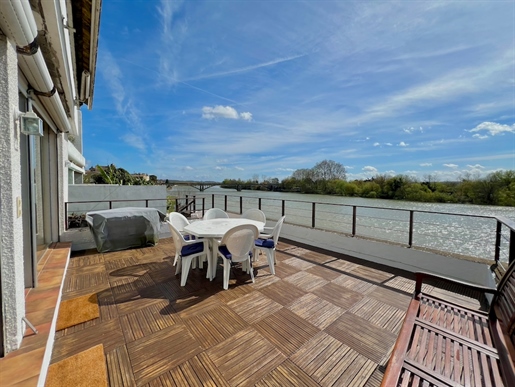Charming 5-bedroom town house with sensational river views.