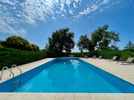 A stone 6 bedroom Maison de Maitre with a swimming pool and tennis court close to St Emilion.