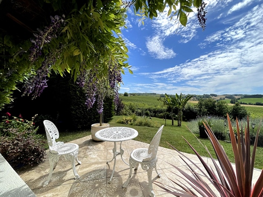Lovely property with stunning views! This home is situated in a calm location with no immediate neig