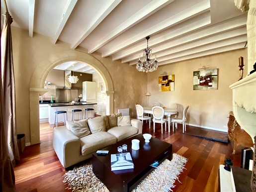 This charming townhouse, located in the heart of Saint-Émilion, is sure to capture your interest.