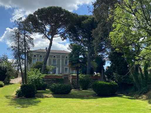 Cette magnifique maison de maître du XIXème surplombe un parc avec des arbres centenaires et des bas