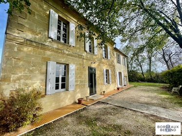 Beautiful stone property in the middle of the vineyards, 2 steps from Saint-Emilion.