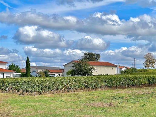 Questa proprietà di 16,75 ettari situata nell'AOC Castillon Côtes de Bordeaux è il luogo ideale per