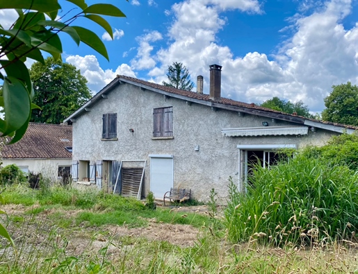 Een prachtig renovatieproject voor dit grote pand gelegen in een rustig gehucht in de gemeente o