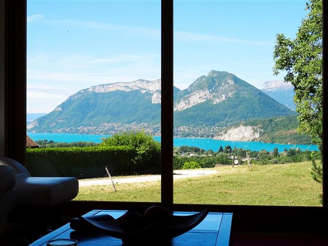 Krásna tradičné Haute Savoie Vila s nádherným výhľadom na jazero v blízkosti Annecy