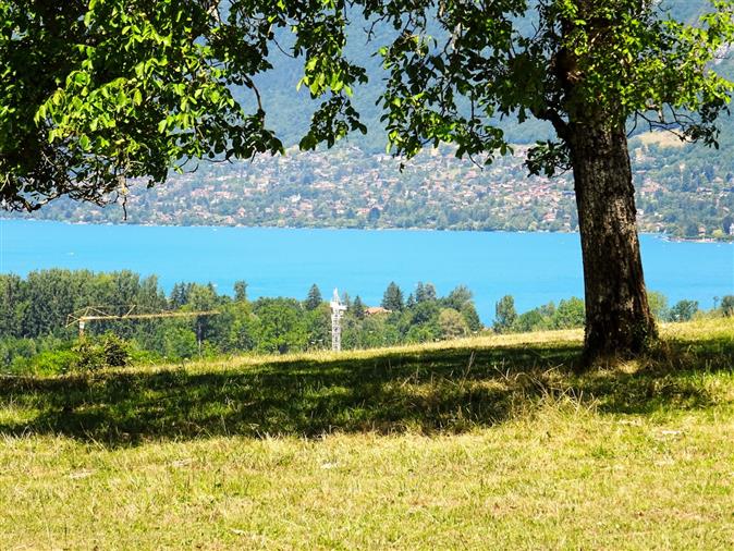 Schöne traditionelle Haute Savoie-Villa mit herrlichem Blick auf den See in der Nähe von Annecy
