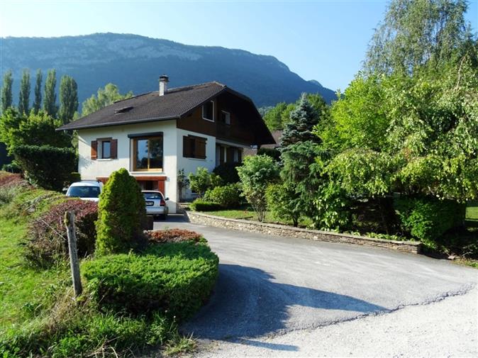 Smukke traditionelle Haute Savoie Villa med fantastisk udsigt over søen nær Annecy