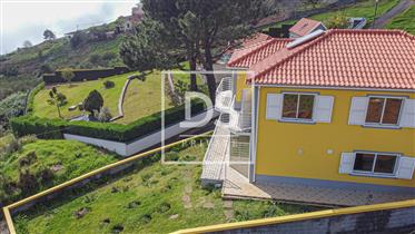 Prachtige 3 slaapkamer villa gelegen in Jardim Pelado, Prazeres met uitzicht op zee