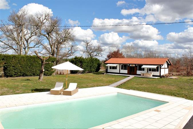 Traditional Landais House and barn with pool for sale. 