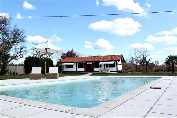 Tradicional Landais House e celeiro com piscina para venda. 
