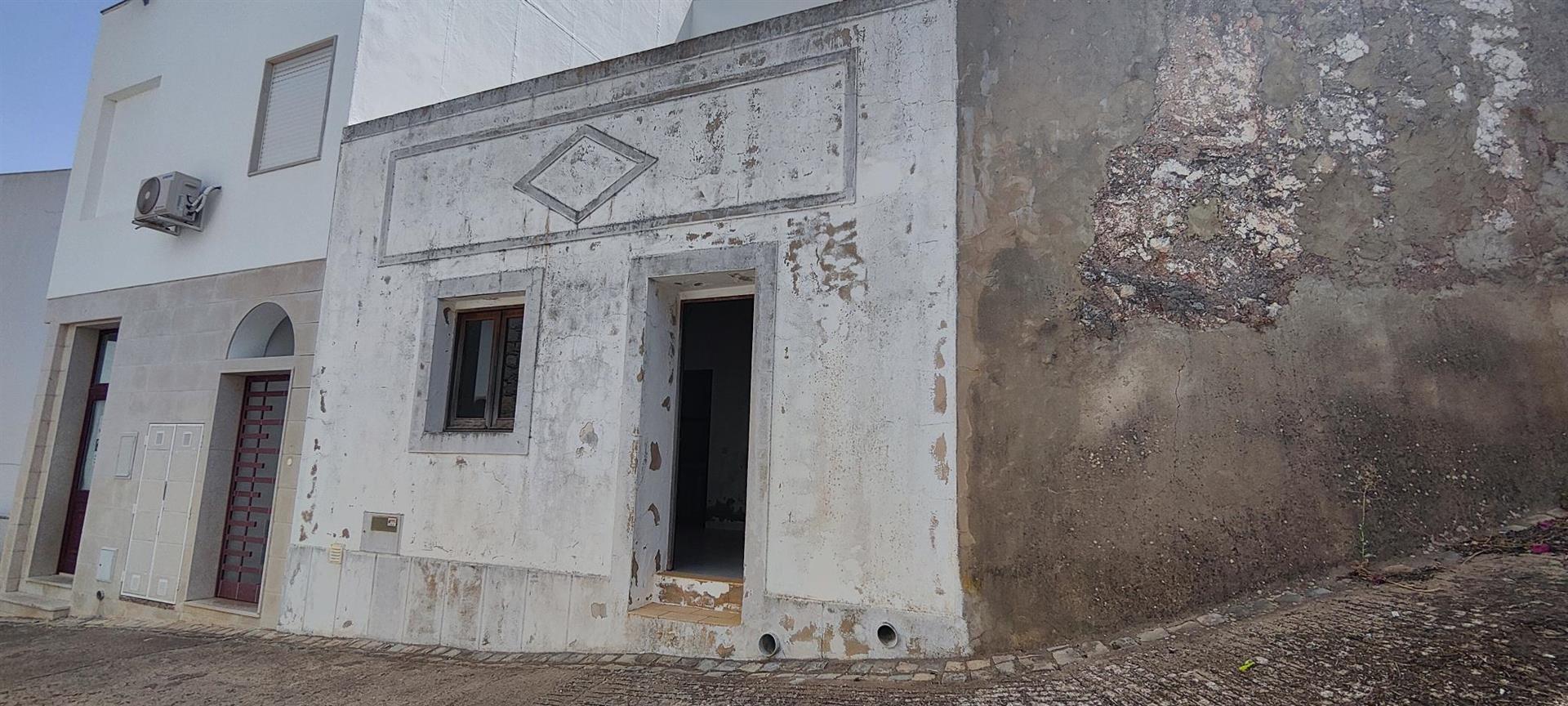 Maisons à restaurer avec cour dans le centre de Salir - Loulé