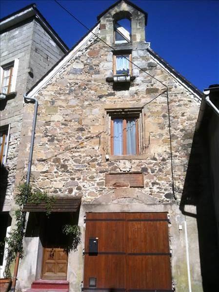 Vacker gammal byggnad i den historiska byn Beaulieu/Dordogne