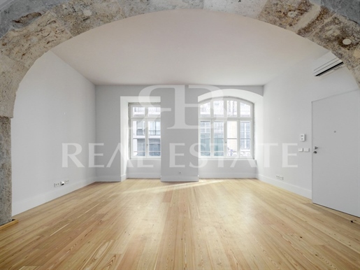 T1 with large living room and small Páteo in Chiado / lisbon center