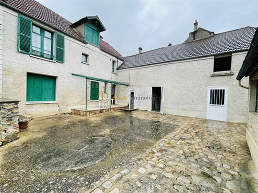 In the heart of the village, 2 steps from the schools, farmhouse to renovate