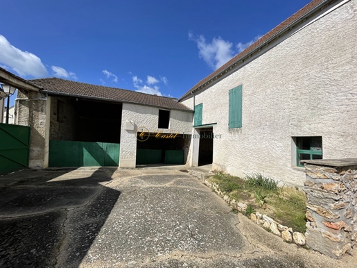 In the heart of the village, 2 steps from the schools, farmhouse to renovate