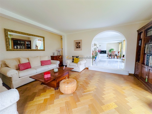 Beautiful house of 190 m2, 4 bedrooms, 722 m2 of land, a stone's throw from the city center