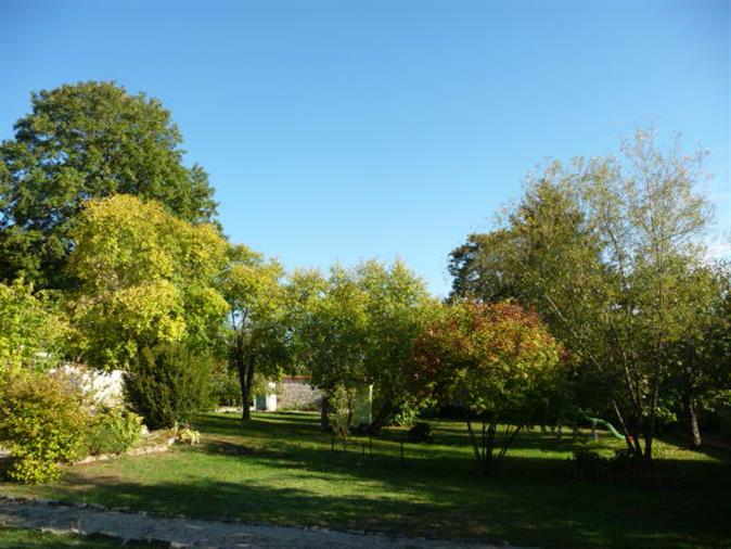 Charmiga 4 sovrum hotell ligger i en vacker trädgård med fantastisk utsikt