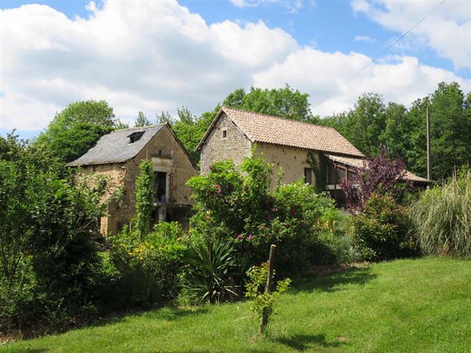 Charme do restaurada em pedra construída casa de campo na bela paisagem rural