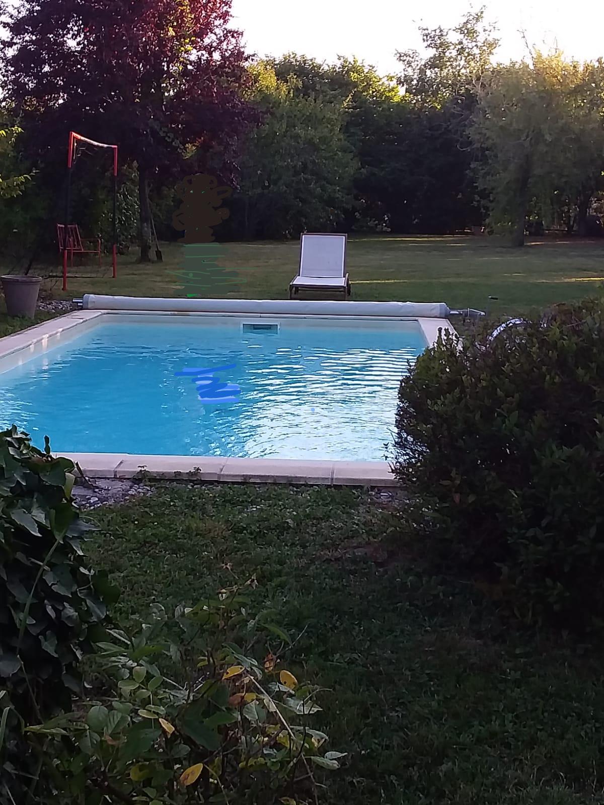 Casa da vila à beira do lote com piscina