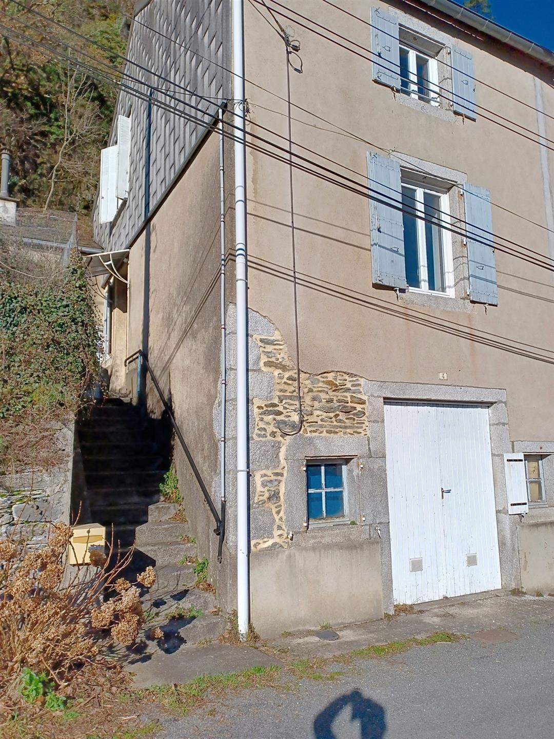 Stone house of 78m2 with garage