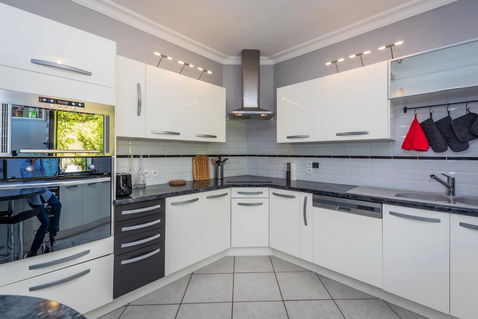 Magnificent House with Panoramic Views – Exceptional Setting