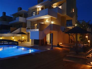 Villa adosada de 5 plantas con vistas al mar piscina cubierta salada