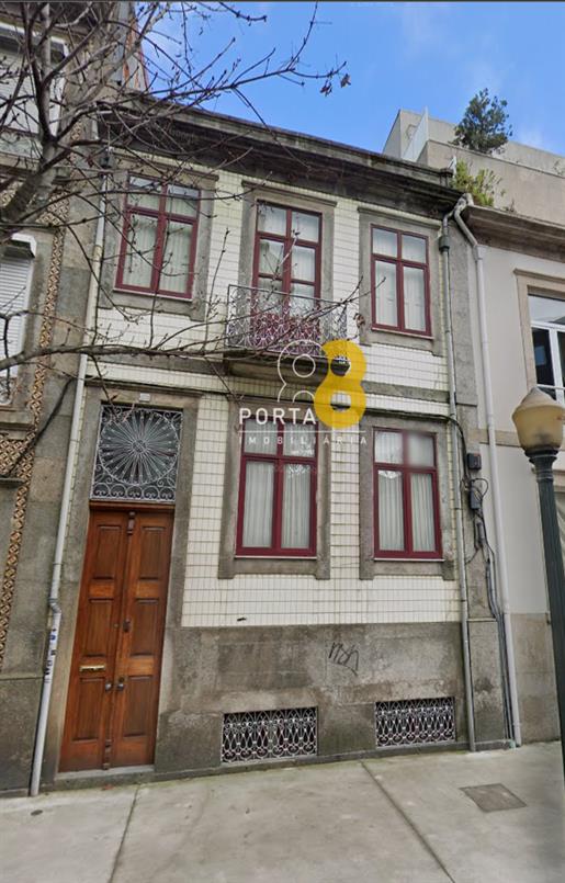 Haus der traditionellen Porto-Architektur mit Garten und Brunnen