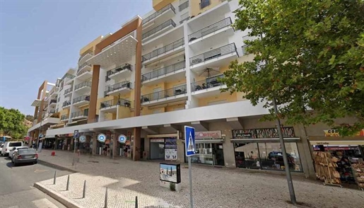 Apartamento de 2 dormitorios situado en el centro histórico de Albufeira, con garaje y parking exter