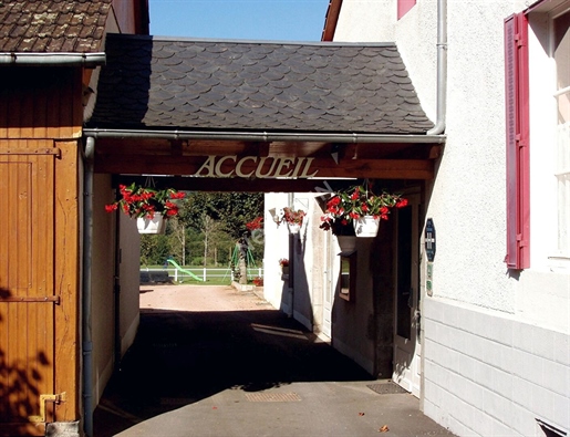 En Jussac, a 10 min de Aurillac, Se venden paredes de Hotel Restaurante con una superficie de unos 