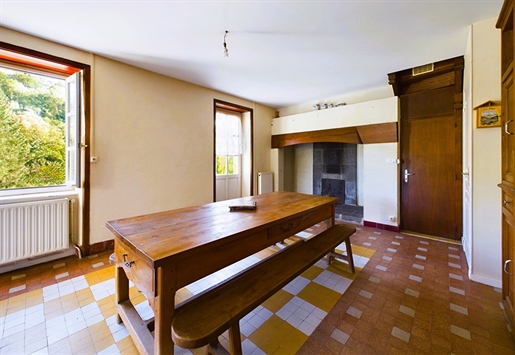For sale 40 minutes from Aurillac, type 4 character house with a surface area of 94 m² with terrace