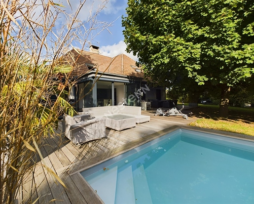 For sale 13 minutes from downtown Aurillac, on land of 3000m ² with swimming pool, Maison Contemp