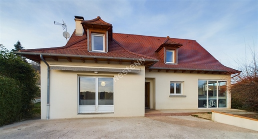 A vendre à Arpajon Sur Cère, sur terrain de 800m², maison individuelle de type 6 d'une surface de 16