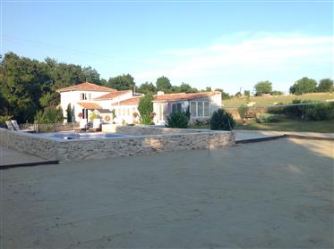 Fantastisk ejendom i en af de bedste landsbyer i Charente med stalde og to hektar.