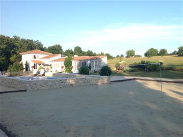 Fantastisk ejendom i en af de bedste landsbyer i Charente med stalde og to hektar.